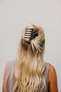 KAXI Wide Lay Down Claw Clip — Flat Low-Profile Hair Clip