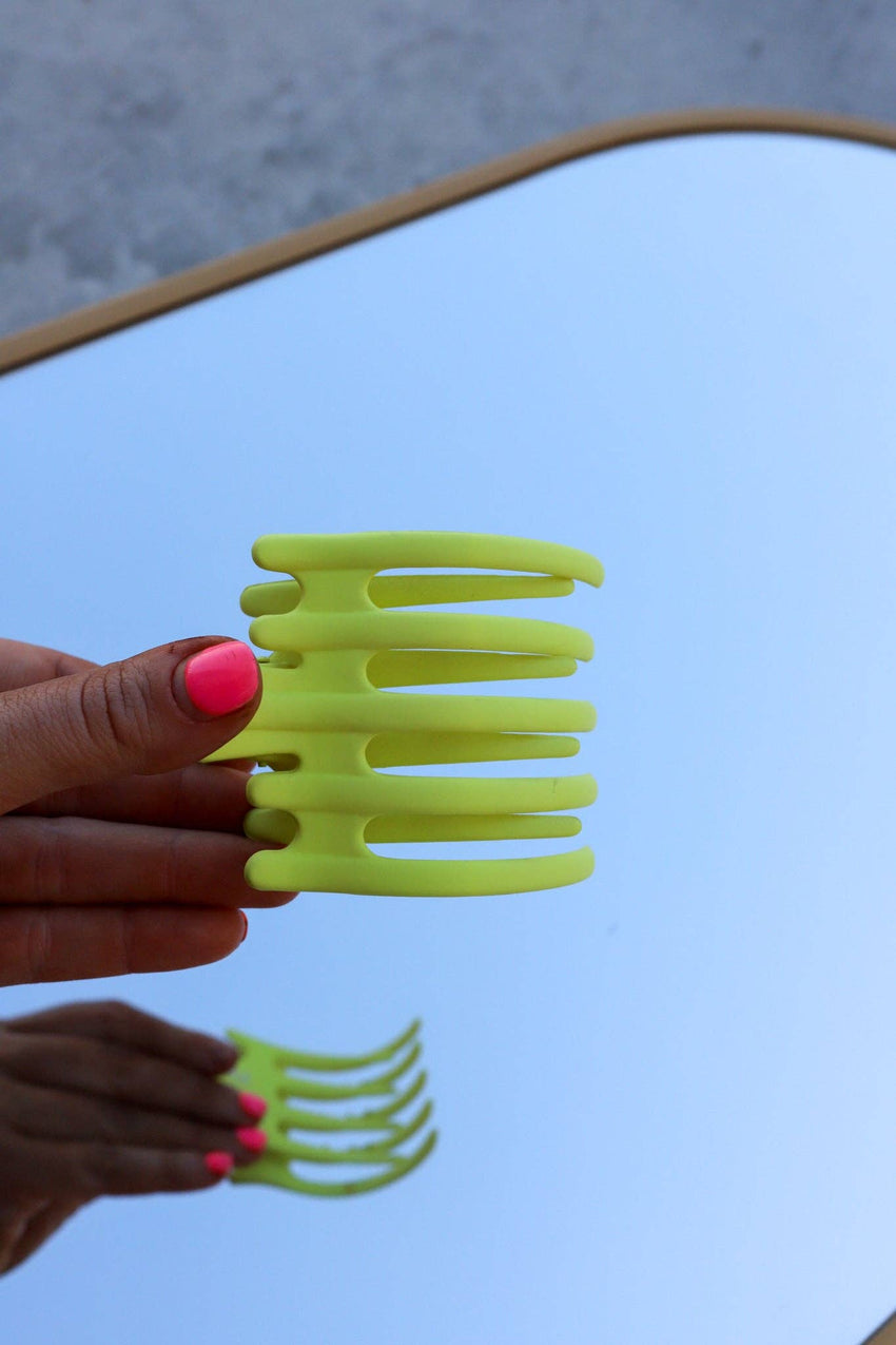 KAXI Wide Lay Down Claw Clip — Flat Low-Profile Hair Clip