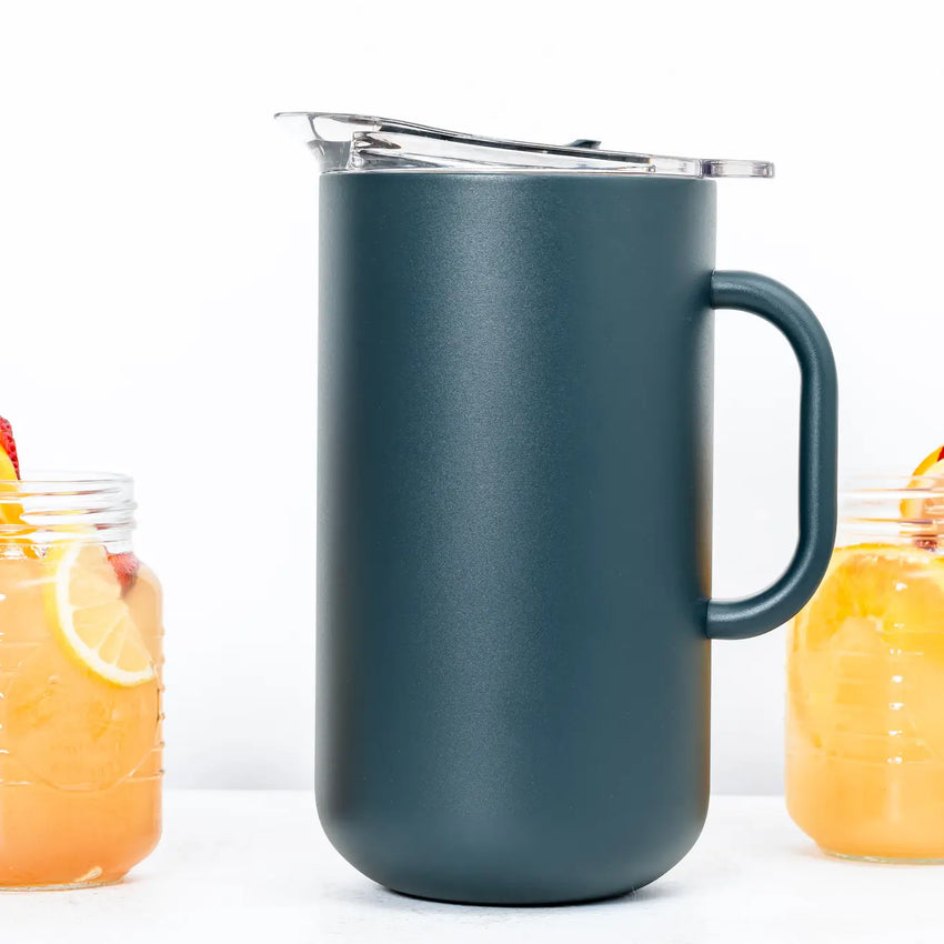 Large Vacuum-Insulated Stainless Pitcher with lid (2L) - Served